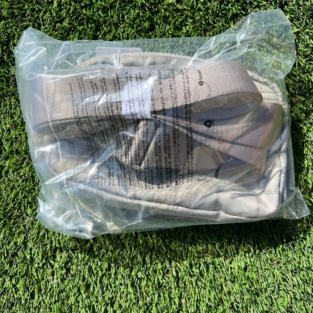 NEW LULULEMON EVERYWHERE BELT BAG
COLOR Wordmark Grid Mini Raw Linen - Picture 9 of 9